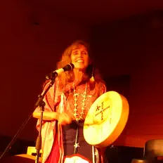 Deneanを聴いたり、ミュージックビデオを鑑賞したり、経歴やツアー日程などを確認したりしましょう！