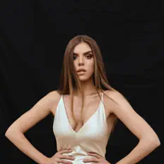 Escucha a Assol, mira videos musicales, lee su biografía, consulta las fechas de las gira y más.