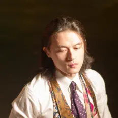 聆聽 劉令飛、觀看音樂影片、閱讀小傳、查看巡演日期等！