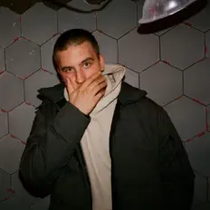 收听 Eaves、观看音乐视频、阅读小传、查看巡演日期等 ！