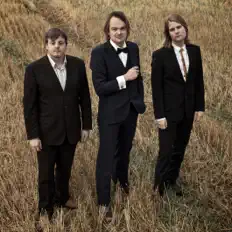 收听 In the Country、观看音乐视频、阅读小传、查看巡演日期等 ！