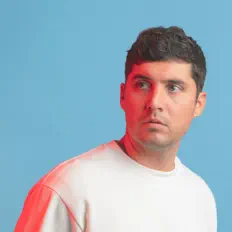 Souvenirs सुनें, म्यूज़िक वीडियो देखें, बायो पढ़ें, दौरे की तारीखें और बहुत कुछ देखें!