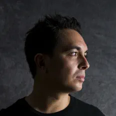 Teo Mandrelliを聴いたり、ミュージックビデオを鑑賞したり、経歴やツアー日程などを確認したりしましょう！