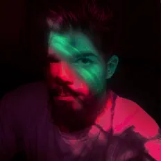 Ouça Avi, assista a videoclipes, leia a biografia, veja as datas das turnês e mais!