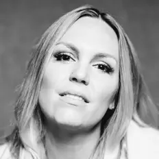 Dengarkan Evynne Hollens, tonton video musik, baca bio, lihat tanggal tur & lainnya!