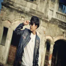 Escucha a เท่ห์ จำปาสัก, mira videos musicales, lee su biografía, consulta las fechas de las gira y más.