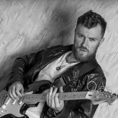 Hör dir ZNOY an, schau dir Musikvideos an, lies die Biografie, finde Tourdaten und mehr!