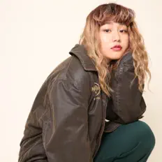 Hör dir HARU an, schau dir Musikvideos an, lies die Biografie, finde Tourdaten und mehr!