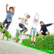聆聽 Bivouac、觀看音樂影片、閱讀小傳、查看巡演日期等！
