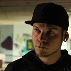 Ακούστε περιεχόμενο από Bowza, παρακολουθήστε μουσικά βίντεο, διαβάστε το βιογραφικό, δείτε ημερομηνίες περιοδείας, και πολλά ακόμη!