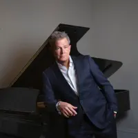 Luister naar undefined, bekijk muziekvideo's, lees de bio, bekijk de tourdata, en meer!