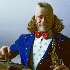 聆聽 Helge Schneider、觀看音樂影片、閱讀小傳、查看巡演日期等！