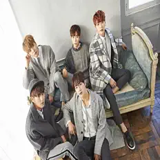 백퍼센트을(를) 듣고, 뮤직 비디오를 보고, 약력을 읽고, 투어 일정 등을 확인하세요!