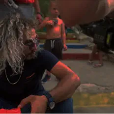 Le A을(를) 듣고, 뮤직 비디오를 보고, 약력을 읽고, 투어 일정 등을 확인하세요!