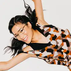 Ascolta Ali Wong, guarda video musicali, leggi la biografia, vedi le date del tour & altro!