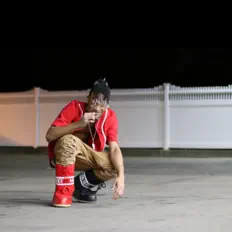 M.I.C.を聴いたり、ミュージックビデオを鑑賞したり、経歴やツアー日程などを確認したりしましょう！