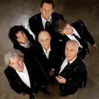 Ouve undefined, vê vídeos de música, lê a biografia, vê as datas da digressão e muito mais!