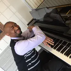 Hör dir Joseph Nimoh an, schau dir Musikvideos an, lies die Biografie, finde Tourdaten und mehr!