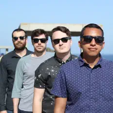 Something Hitを聴いたり、ミュージックビデオを鑑賞したり、経歴やツアー日程などを確認したりしましょう！