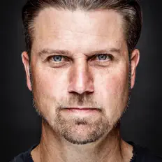 Tom Waxを聴いたり、ミュージックビデオを鑑賞したり、経歴やツアー日程などを確認したりしましょう！