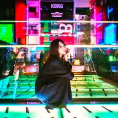 Luister naar 明日クラゲに刺された, bekijk muziekvideo's, lees de bio, bekijk de tourdata, en meer!