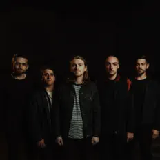 Poslechněte si interpreta Currents, sledujte hudební videa, přečtěte si životopis, podívejte se na data turné a další informace.