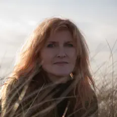聆聽 Eddi Reader、觀看音樂影片、閱讀小傳、查看巡演日期等！