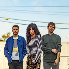 收听 Happy Hollows、观看音乐视频、阅读小传、查看巡演日期等 ！