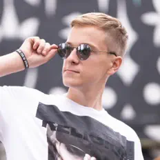 收听 Согреться、观看音乐视频、阅读小传、查看巡演日期等 ！