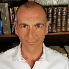 收听 The French Whisperer、观看音乐视频、阅读小传、查看巡演日期等 ！