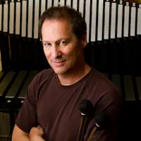 聆聽 undefined、觀看音樂影片、閱讀小傳、查看巡演日期等！