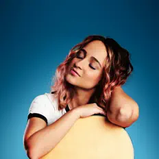 Ascolta Bárbara Dias, guarda video musicali, leggi la biografia, vedi le date del tour & altro!
