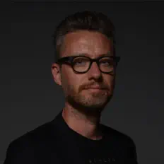 Ouve Stuart Chatwood, vê vídeos de música, lê a biografia, vê as datas da digressão e muito mais!