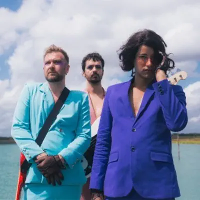 Listen to Os Amantes, watch music videos, read bio, see tour dates & more!
