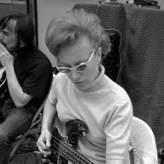 Luister naar Carol Kaye, bekijk muziekvideo's, lees de bio, bekijk de tourdata, en meer!