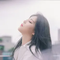 Dengarkan yeony, tonton video musik, baca bio, lihat tanggal tur & lainnya!