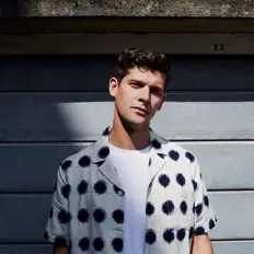 Posłuchaj wykonawcy Lou Stone, obejrzyj teledyski, przeczytaj biografię, zobacz daty tras koncertowych i nie tylko!