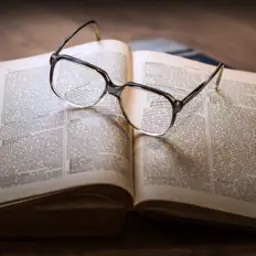 Reading Music and Study Musicを聴いたり、ミュージックビデオを鑑賞したり、経歴やツアー日程などを確認したりしましょう！