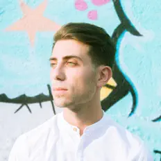 Escucha a Jenaux, mira videos musicales, lee su biografía, consulta las fechas de las gira y más.