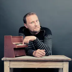 Listen to Oldelaf, watch music videos, read bio, see tour dates & more!
