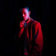 Lil Jを聴いたり、ミュージックビデオを鑑賞したり、経歴やツアー日程などを確認したりしましょう！