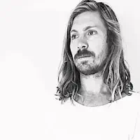 Ouve undefined, vê vídeos de música, lê a biografia, vê as datas da digressão e muito mais!