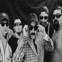 Hör dir undefined an, schau dir Musikvideos an, lies die Biografie, finde Tourdaten und mehr!