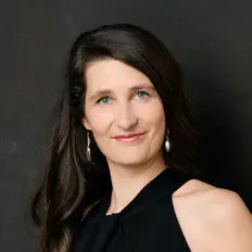 Julia Fritzを聴いたり、ミュージックビデオを鑑賞したり、経歴やツアー日程などを確認したりしましょう！