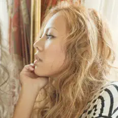 聆聽 Satomi、觀看音樂影片、閱讀小傳、查看巡演日期等！