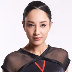 聆聽 鄭希怡、觀看音樂影片、閱讀小傳、查看巡演日期等！
