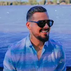 Escucha a Joel Carlo, mira videos musicales, lee su biografía, consulta las fechas de las gira y más.