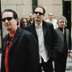 Radio Tarifa सुनें, म्यूज़िक वीडियो देखें, बायो पढ़ें, दौरे की तारीखें और बहुत कुछ देखें!