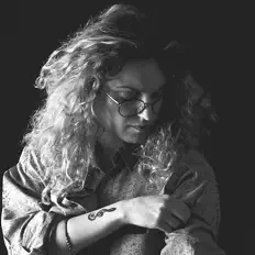 Stefania Tascaを聴いたり、ミュージックビデオを鑑賞したり、経歴やツアー日程などを確認したりしましょう！