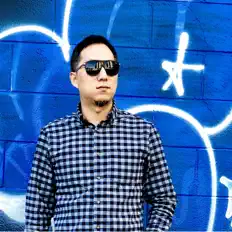 聆聽 SL.P、觀看音樂影片、閱讀小傳、查看巡演日期等！